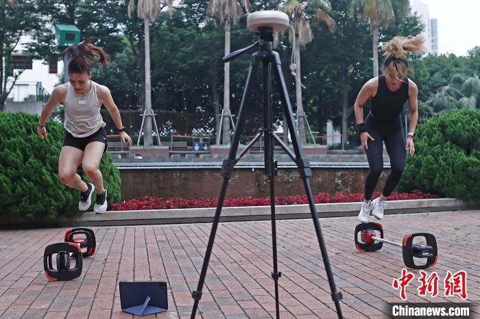 市民在防范區(qū)街頭空曠的場(chǎng)地上進(jìn)行鍛煉?！∫罅⑶?攝