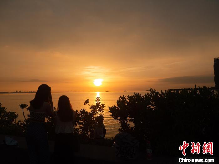 觀賞落日美景的游客。　凌楠 攝