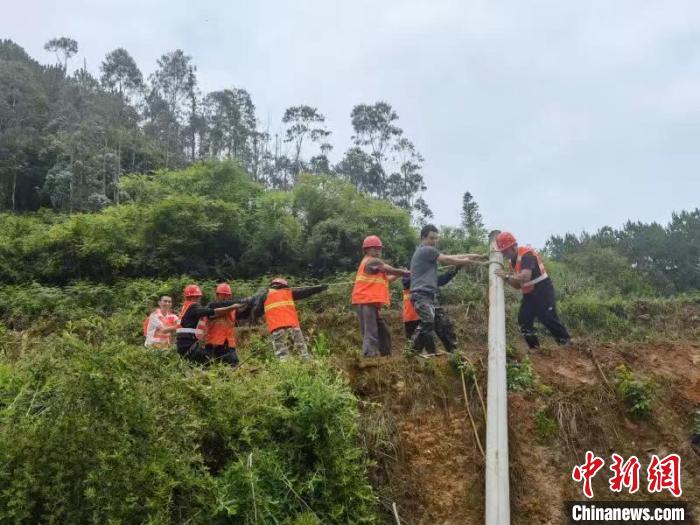 圖為云南移動工作人員開展通信搶險工作?！≡颇弦苿?供圖