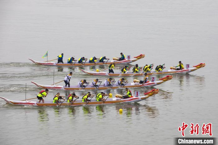 龍舟健兒揮槳競(jìng)渡?！÷櫵?攝
