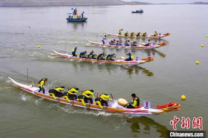 龍舟沖向終點(diǎn)?！÷櫵?攝