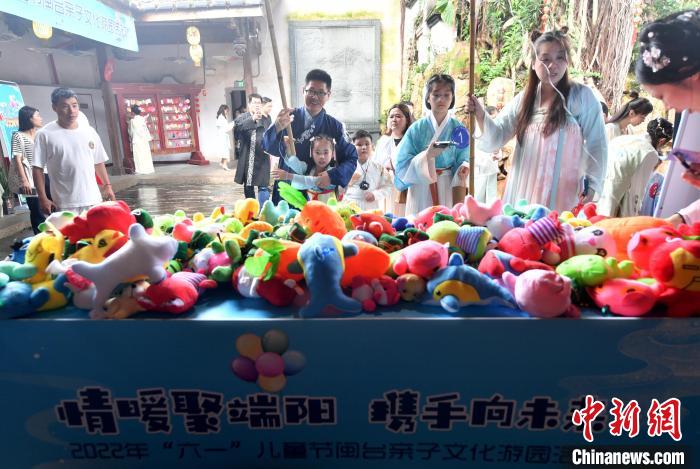 圖為兩岸親自家庭體驗釣“粽子”游戲。　呂明 攝