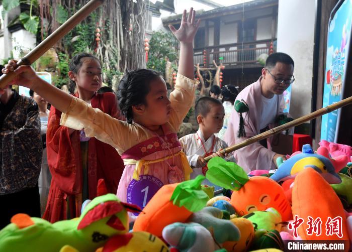 圖為兩岸親自家庭體驗釣“粽子”游戲?！蚊?攝