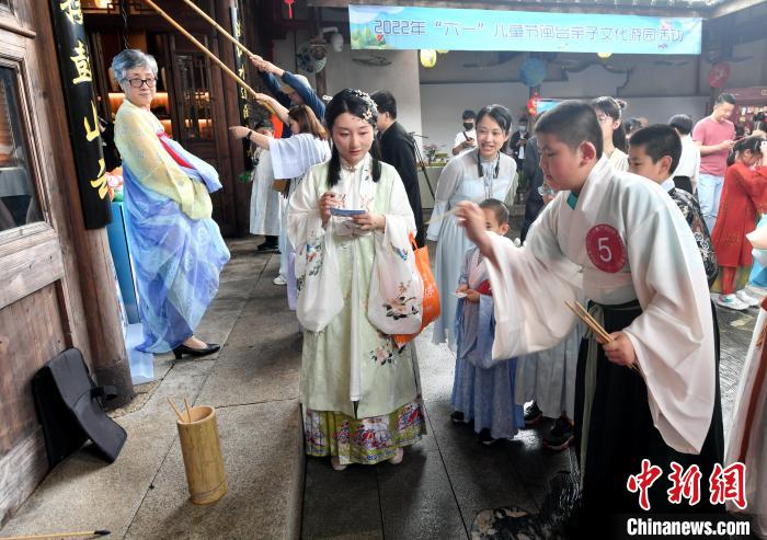 圖為兩岸親自家庭體驗釣投壺游戲?！蚊?攝