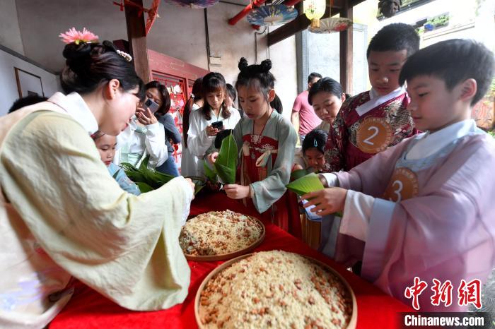 圖為兩岸親自家庭體驗釣包粽子。　呂明 攝