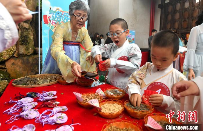 圖為兩岸親自家庭體驗包香囊?！蚊?攝