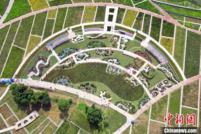 花境展現(xiàn)場(chǎng)像一把美麗的折扇?！『喂饷?攝