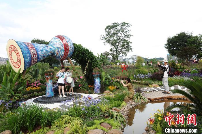 游客拍照留影?！『喂饷?攝