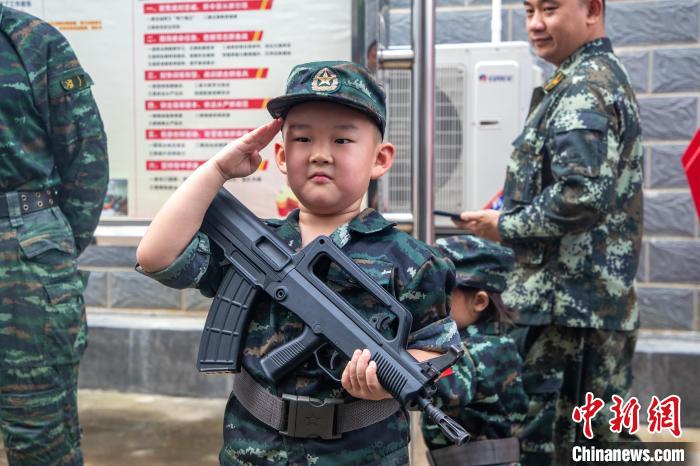 軍娃正在參觀武器裝備?！幖斡?攝