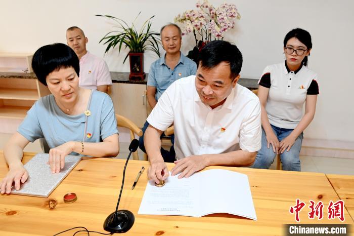 姐妹學校簽約儀式現(xiàn)場?！埥鸫?攝