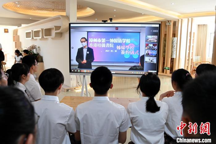 香港培僑書院校長吳育智視頻講話?！埥鸫?攝