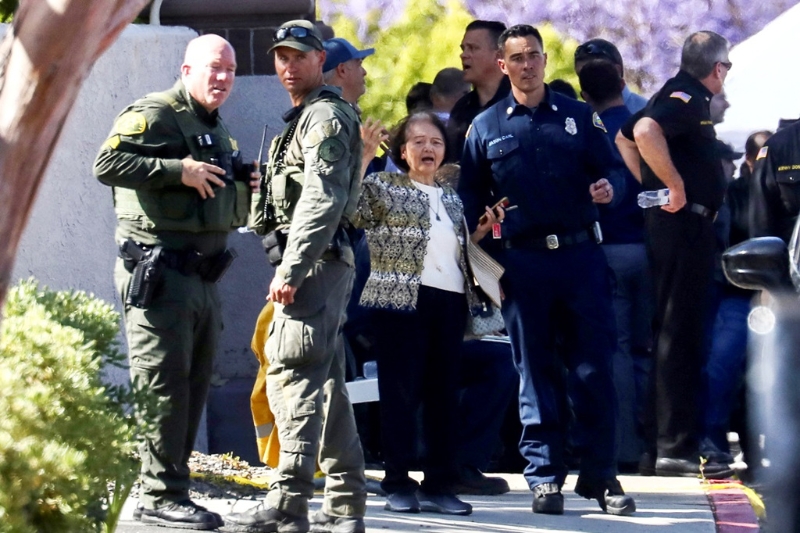 美國南加州日內(nèi)瓦長老會教堂15日發(fā)生槍擊，附近居民在現(xiàn)場圍觀。(圖 路透社)圖片來源：臺灣“中時新聞網(wǎng)”.jpg