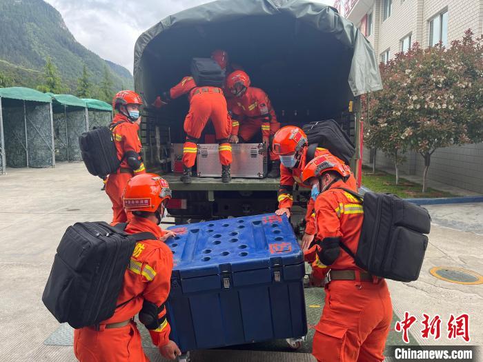 圖為林芝市森林消防支隊迅速啟動地震救援應急響應，展開地震救援拉動演練。　西繞拉翁 攝