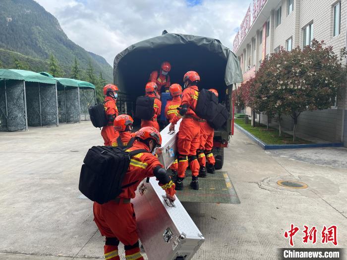 圖為林芝市森林消防支隊迅速啟動地震救援應急響應，展開地震救援拉動演練。　西繞拉翁 攝