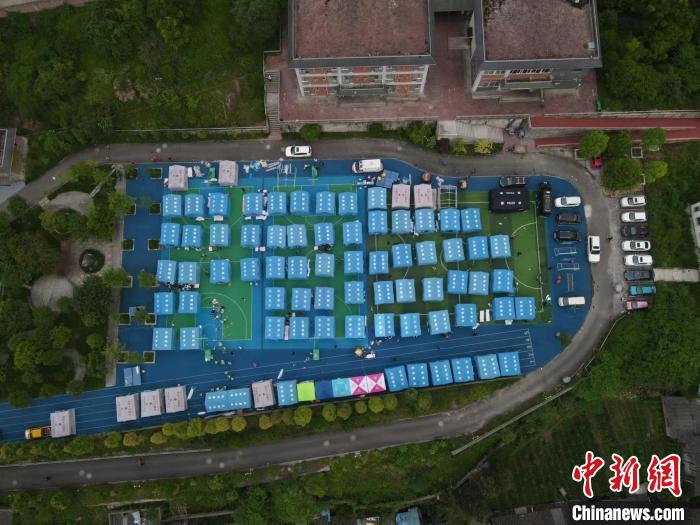 航拍雅安蘆山縣太平鎮(zhèn)太平中學(xué)安置點。　安源 攝