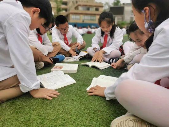 懷化市歐城小學(xué)隆重舉行閱讀節(jié)暨“智慧繪本館開館”活動(dòng)