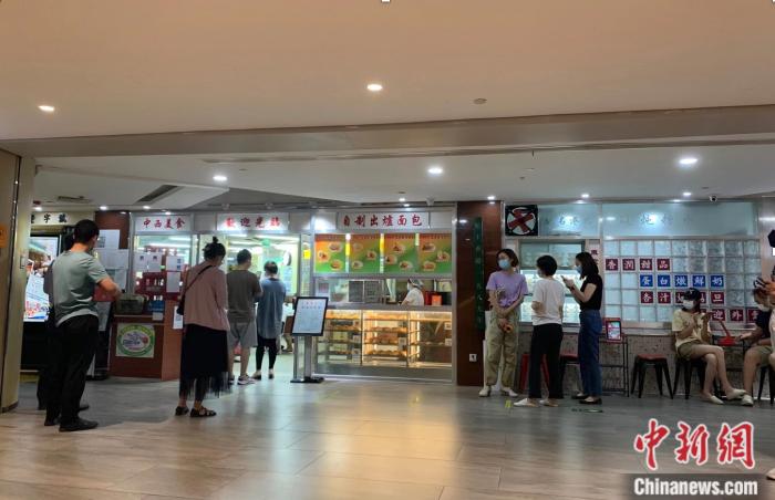 消費(fèi)者6日中午在西單大悅城一餐廳門口取號(hào)排隊(duì)。中新財(cái)經(jīng) 宮宏宇 攝