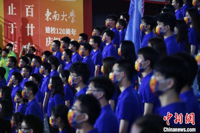 師生們參加校慶大會(huì)?！°蟛?攝