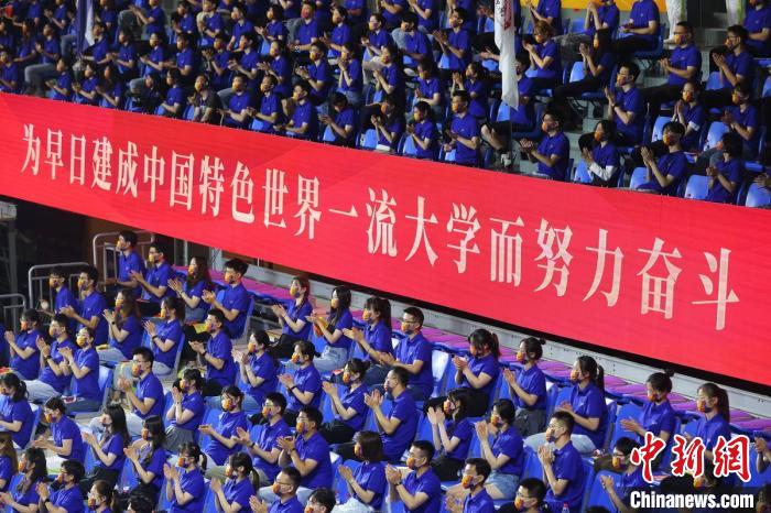 一個(gè)多世紀(jì)以來，東南大學(xué)培養(yǎng)了一大批優(yōu)秀人才，在這里工作或?qū)W習(xí)過的兩院院士達(dá)200多位?！°蟛?攝