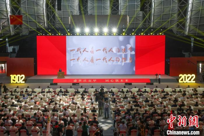 東南大學(xué)以科學(xué)名世，以人才報(bào)國(guó)?！°蟛?攝