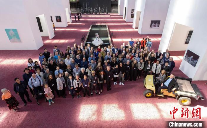 圖為部分參展藝術(shù)家合影?！〉聡?guó)“北部藝術(shù)區(qū)”(NortArt)供圖。