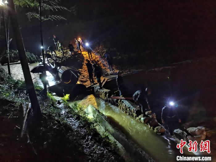 圖為應(yīng)急搶險(xiǎn)隊(duì)員連夜對(duì)排水設(shè)施進(jìn)行加固。　王炳堯 攝