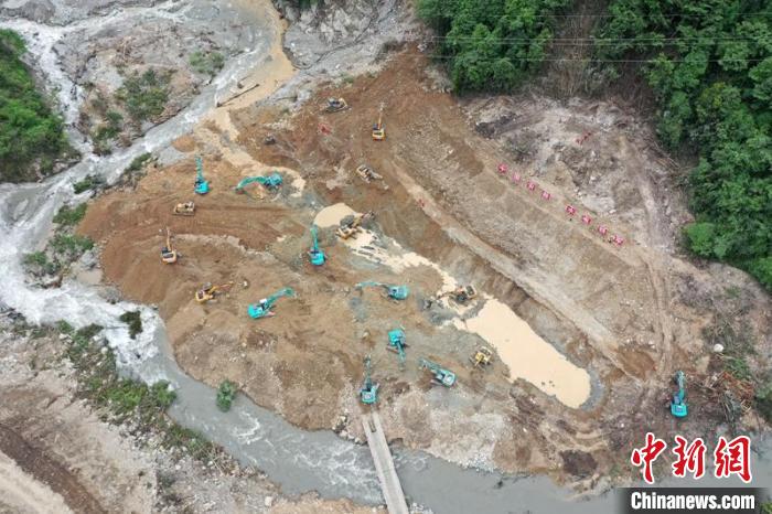 寶興縣新華壅塞體排險現場?！⊥鹾榻?攝