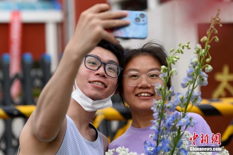 山西太原考生考點(diǎn)合影 紀(jì)念高考結(jié)束