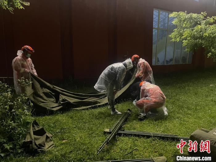 救援人員正在搭建帳篷?！∷拇ㄉ窒拦﹫D