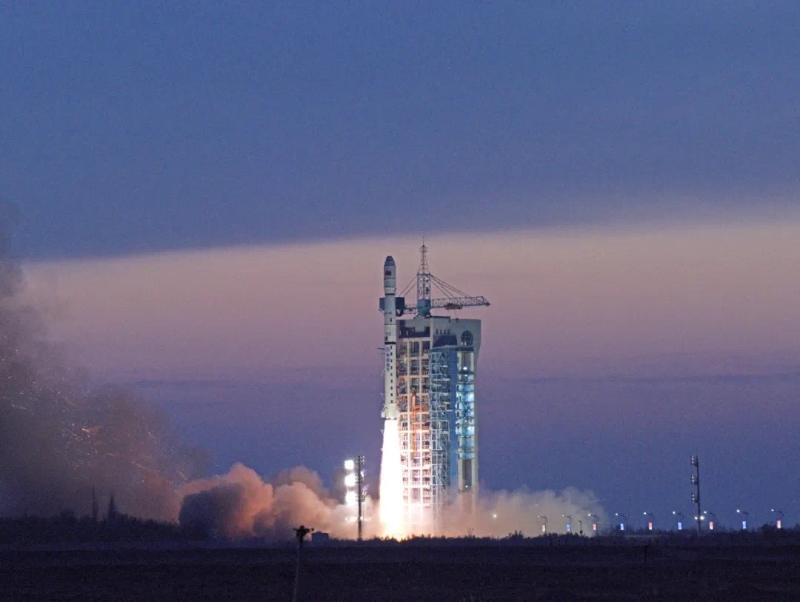 2021年12月10日，長征四號乙運(yùn)載火箭點(diǎn)火起飛，我國長征系列運(yùn)載火箭迎來了第400次發(fā)射。（圖源：中國航天報(bào)）