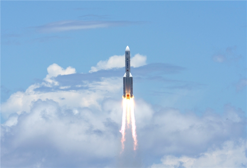 2020年7月23日，長征五號遙四運(yùn)載火箭在中國文昌航天發(fā)射場點(diǎn)火升空，實(shí)施我國首次火星探測任務(wù)（天問一號任務(wù)）。（圖源：新華社）