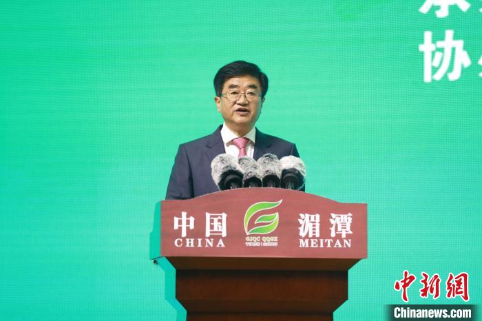 圖為貴州省人大常委會黨組書記、副主任，省農(nóng)村產(chǎn)業(yè)革命茶產(chǎn)業(yè)發(fā)展領導小組組長慕德貴講話?！■暮陚?攝