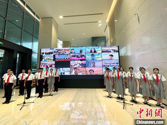 深港青少年共唱香港回歸25周年主題曲《前》，祝愿香港明天更美好?！《钔?攝