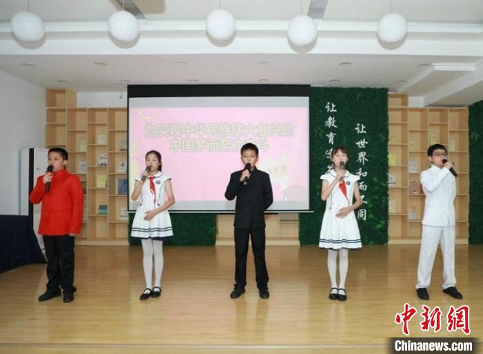 學(xué)生們用詩歌朗誦的形式展現(xiàn)“黃埔精神課程化”的學(xué)習(xí)成果?!$婞S 攝