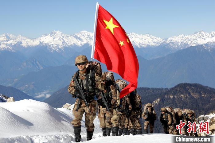 圖為巡邏官兵穿越雪山峽谷。　馬軍 攝