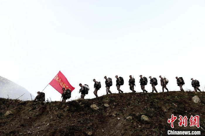 圖為官兵執(zhí)行巡邏執(zhí)勤任務?！●R軍 攝