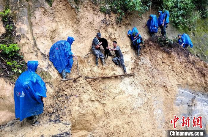 圖為巡邏官兵通過塌方區(qū)?！●R軍 攝