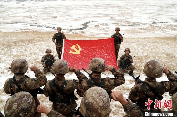 圖為官兵宣誓?！羌液?攝