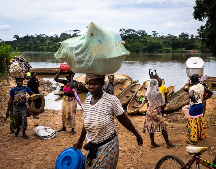 2021年10月8日在中非共和國東南部城市班加蘇拍攝的逃難的人。（圖源：新華社）
