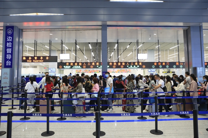 旅客排隊(duì)通關(guān)。港珠澳大橋邊檢站供圖