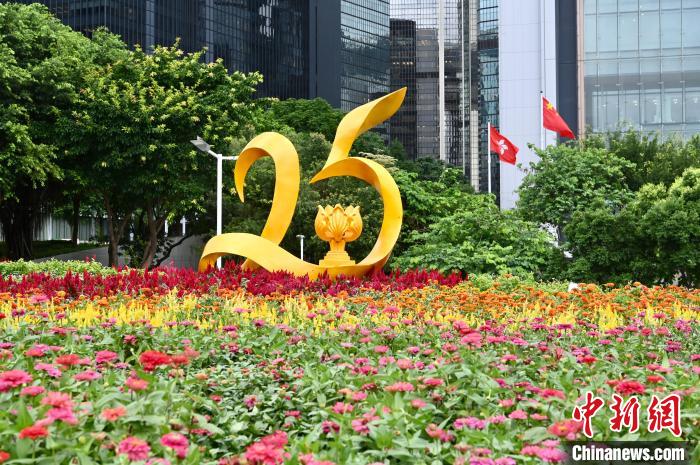 金鐘添馬公園的慶回歸25周年裝飾?！±钪救A 攝