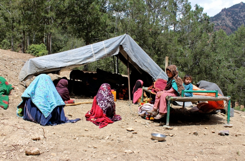 6月22日，阿富汗霍斯特省，阿富汗人的家被地震摧毀，在空地搭起臨時(shí)帳篷。(圖源：美聯(lián)社)