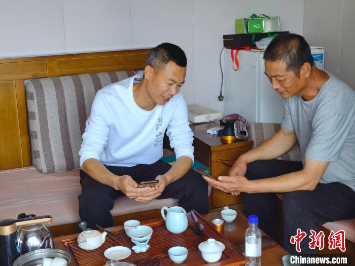 漁民利用5G的高速網(wǎng)絡(luò)觀看娛樂(lè)視頻?！窃式?攝