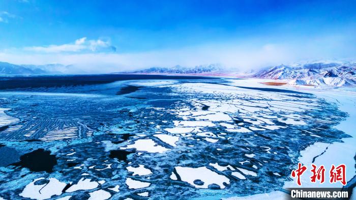 圖為無人機航拍冬日黃河源頭湖泊?！」逯莠敹嗫h委宣傳部 供圖