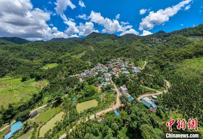圖為航拍海南省保亭黎族苗族自治縣什玲鎮(zhèn)什東村被大山環(huán)抱。　駱云飛 攝