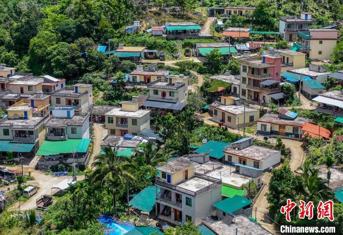 圖為航拍海南省保亭黎族苗族自治縣什玲鎮(zhèn)什東村依山而建的民房?！●樤骑w 攝