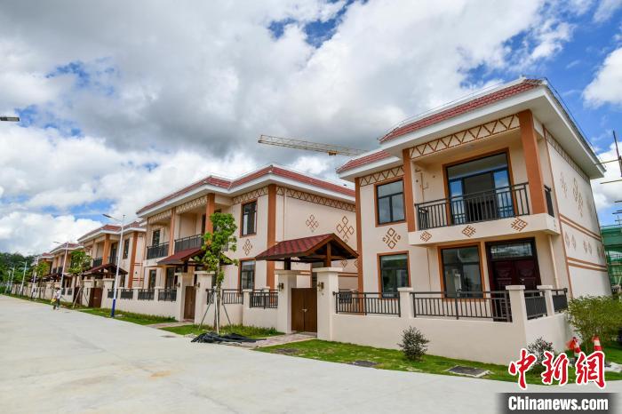 圖為海南省保亭黎族苗族自治縣什玲鎮(zhèn)(水賢村、什東村)生態(tài)搬遷安置區(qū)項(xiàng)目?！●樤骑w 攝
