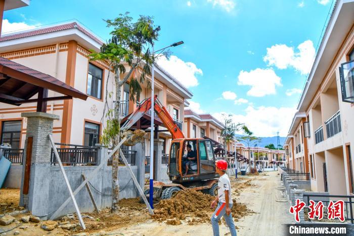 圖為海南省保亭黎族苗族自治縣什玲鎮(zhèn)(水賢村、什東村)生態(tài)搬遷安置區(qū)項(xiàng)目施工現(xiàn)場(chǎng)?！●樤骑w 攝