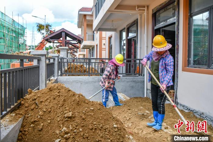 圖為海南省保亭黎族苗族自治縣什玲鎮(zhèn)(水賢村、什東村)生態(tài)搬遷安置區(qū)項(xiàng)目現(xiàn)場(chǎng)，工人正在加緊施工。　駱云飛 攝