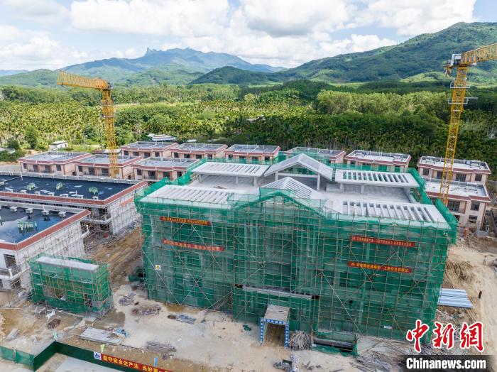 圖為航拍剛封頂?shù)谋Ｍたh什玲鎮(zhèn)新農(nóng)貿(mào)市場(chǎng)，將由2個(gè)生態(tài)搬遷村小組集體統(tǒng)一經(jīng)營(yíng)并分配收益?！●樤骑w 攝